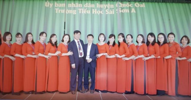 Phụ huynh tận tình hướng dẫn con học bảng chữ cái tại nhà, thể hiện sự tương tác tích cực